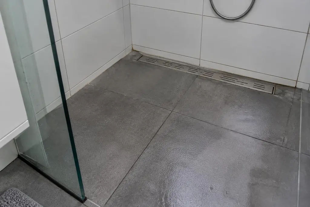 Lekdetectie Rosmalen – lekkende inloopdouche met natte voegen