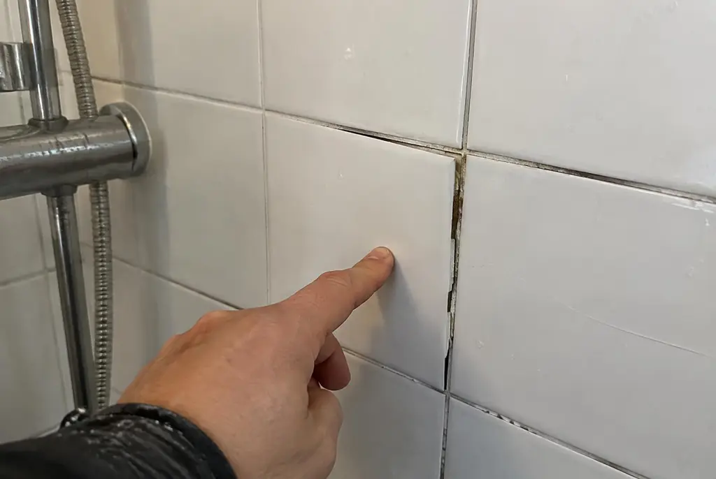 Lekdetectie Rosmalen – losse, holle badkamertegels door een lekkage