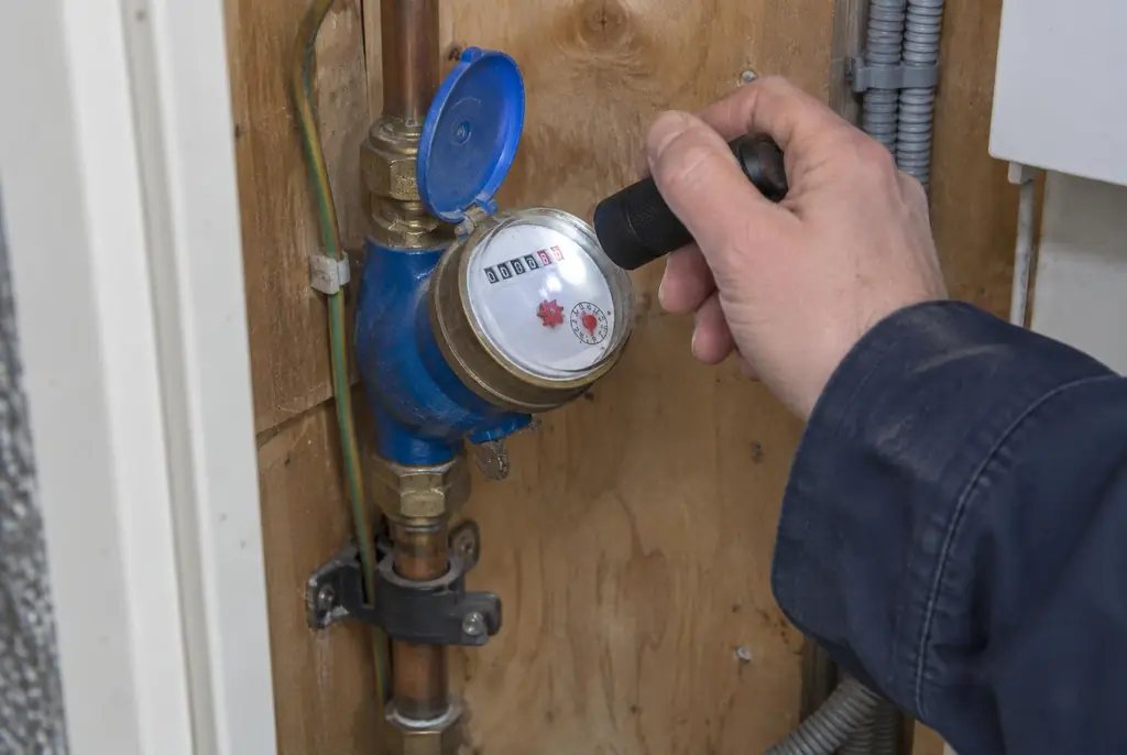Lekdetectie Rosmalen – watermeter in de meterkast controleren met een zaklamp